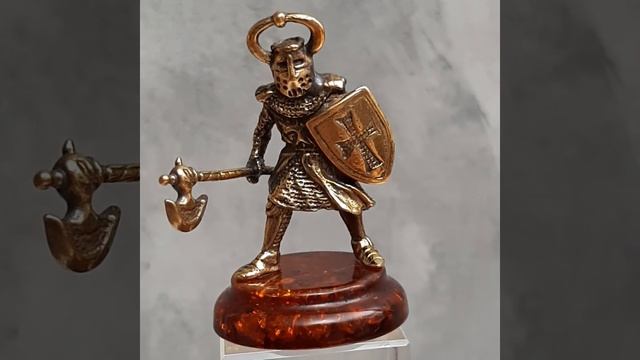 Статуэтка на янтаре Тамплиер с секирой 5 х 3.5 см