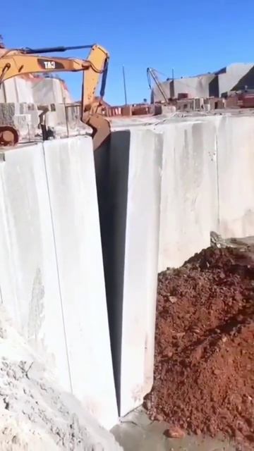 Процесс добычи мрамора.