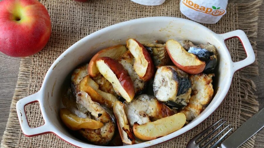 ЗАПЕЧЁННАЯ СКУМБРИЯ С ЯБЛОКОМ