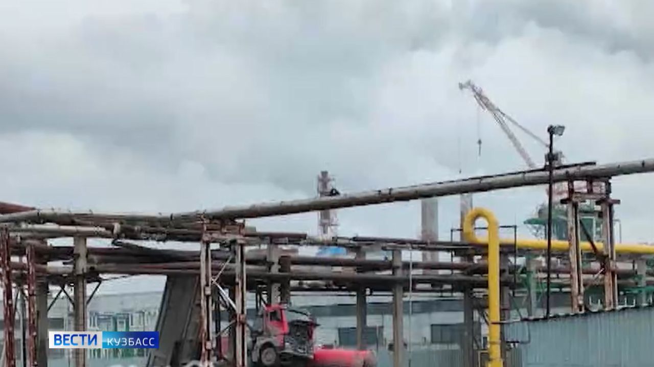 Грузовик против газопровода, пьяный водитель и ДТП с забором: сводка происшествий по Кузбассу