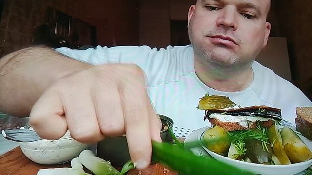 Евгений Ковалёв пьяный что ли?! жрёт как свинья 🐷