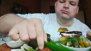 Евгений Ковалёв пьяный что ли?! жрёт как свинья 🐷