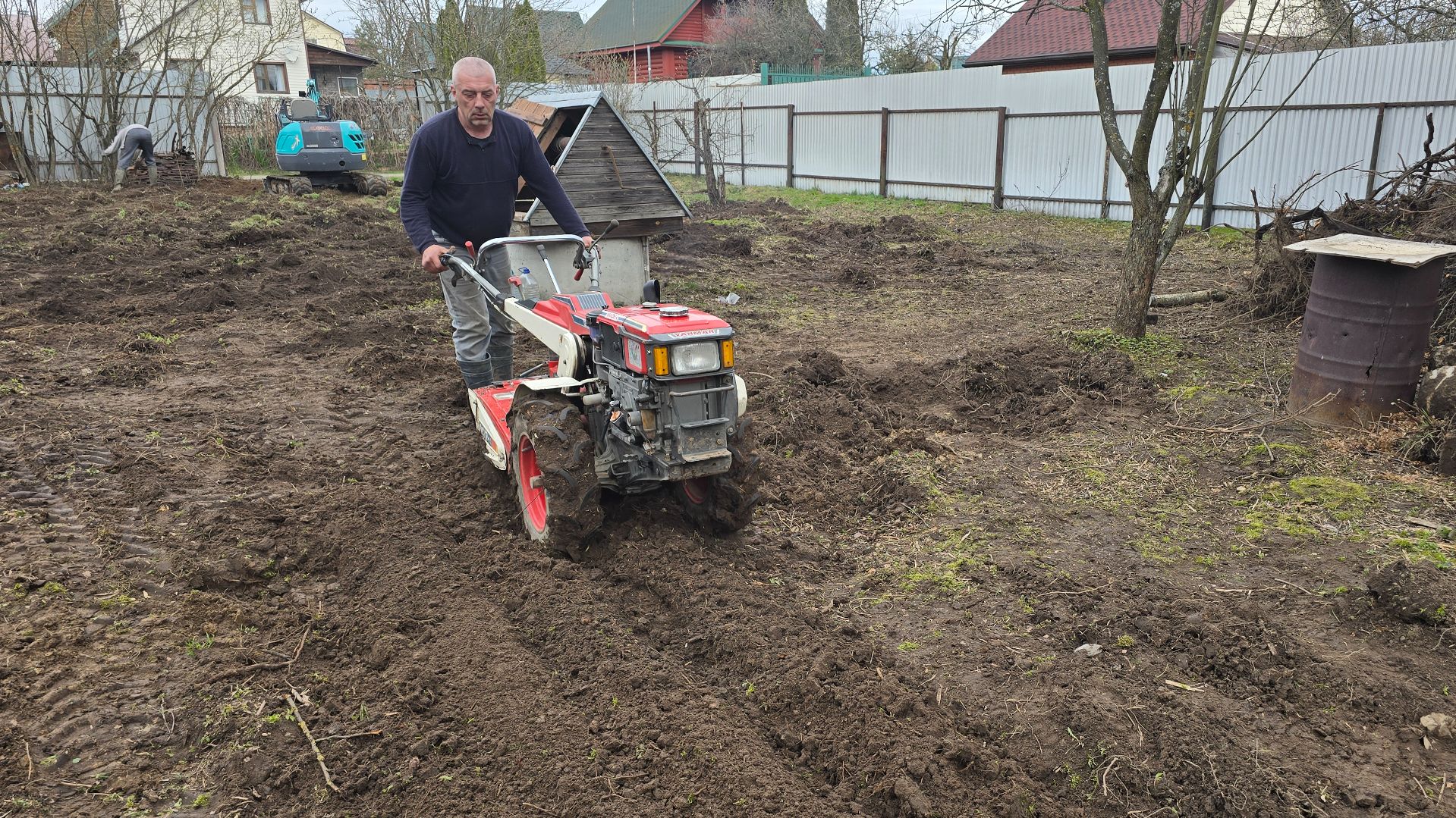 Расчистка участка. Посев газона.