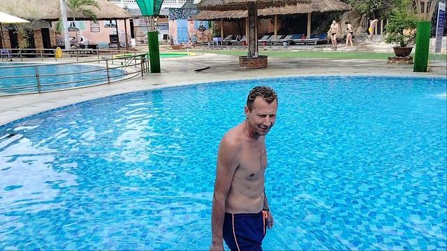 Бассейн с водой под 40 градусов)