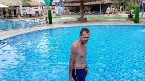 Бассейн с водой под 40 градусов)