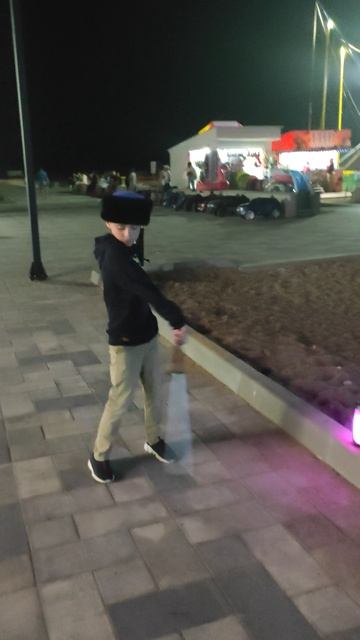 малыш танцует