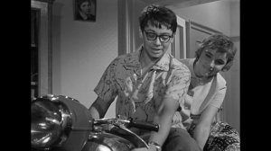 Мотоцикл в тёщиной квартире! Фрагменты из фильма "Взрослые дети". 1961 г.