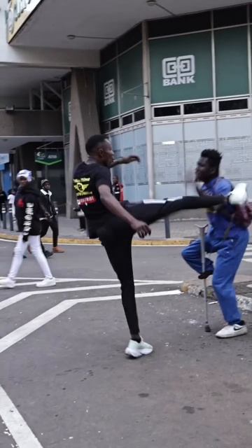 Нормально ногой махает