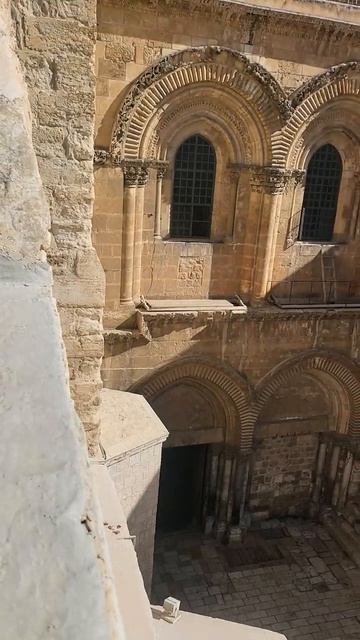 Смотрим со святого двора Патриархии на купол Храма Гроба Господня. Храм открыли через 40 дней