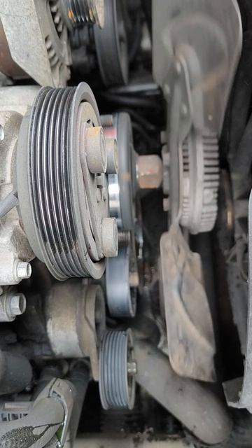 Наглядный люфт помпы (ремень снят)