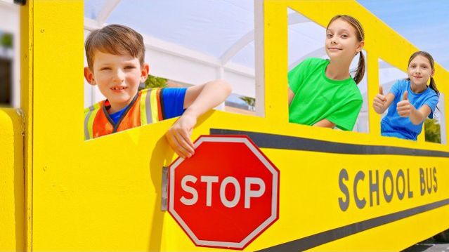 Веселый школьный день | Безопасность в автобусе, Тонет или Плавает и Гигантская футбольная игра