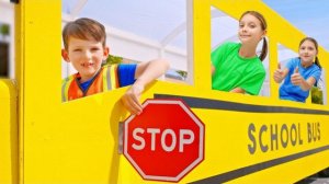 Веселый школьный день | Безопасность в автобусе, Тонет или Плавает и Гигантская футбольная игра