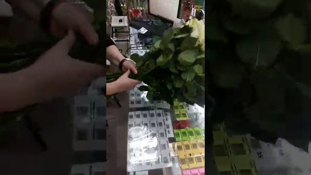 Как собрать спираль из 50 роз