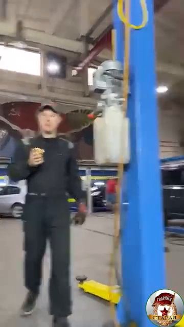 Блондинка в автосервисе.21