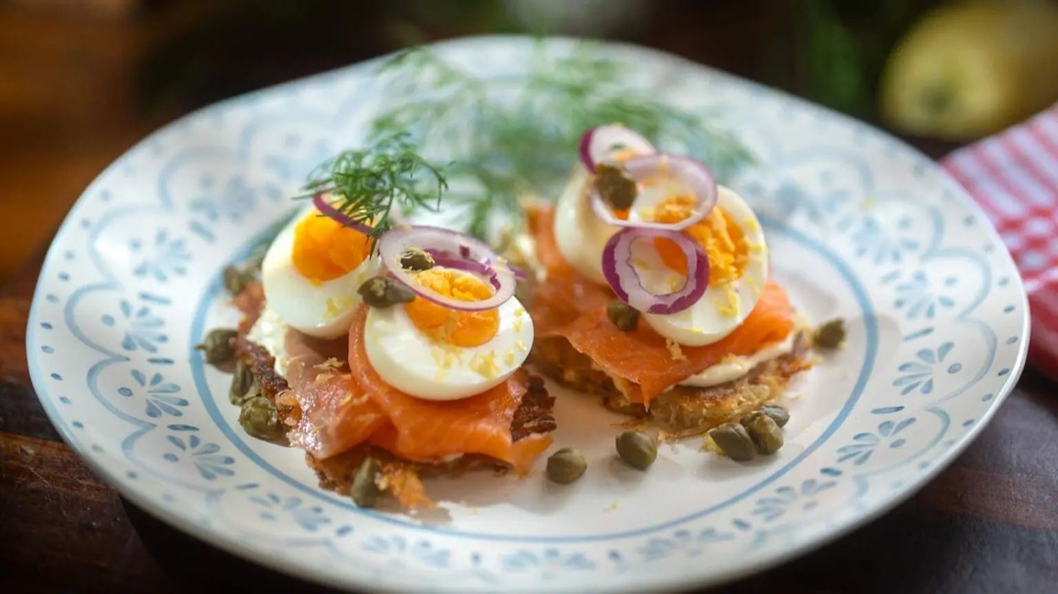 Хрустящие картофельные оладьи на завтрак с лососем и яйцом — рецепт лучше, чем в ресторане