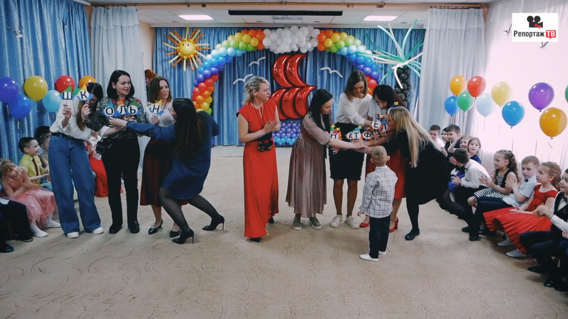 Игры мам и песня Выпускников - игра в детском саду - видеосъёмка утренника, подробнее в описании