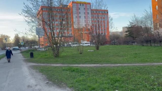 Весенняя прогулка на закате солнца