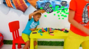 Влад и Ники играют с детскими машинками - Веселые видео для детей