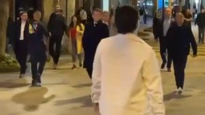 "Жена" Макрона спалилась мужской походкой. Разве женщины так ходят?