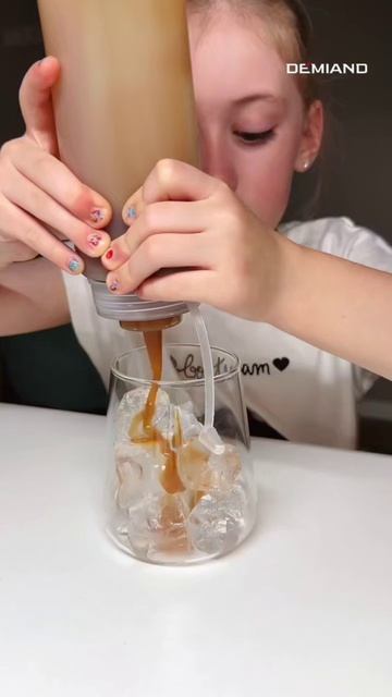 Кокосовый айс-латте — и ребёнок справится! 🥥☕️