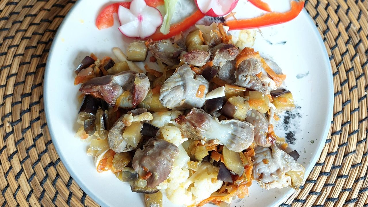 Куриные желудочки, приготовленные с поджаркой из баклажанов, запеченные с цветной капустой.