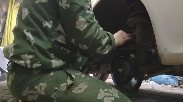 Замена передних тормозных колодок.