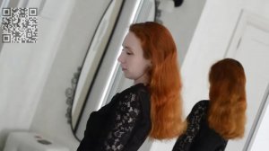 Девушка у зеркала.