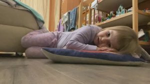 Ева переоделась в пижаму