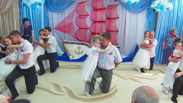 Трогательный танец пап и дочек на выпускном в детском саду