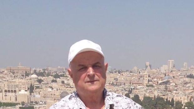 Владимир Ромашёв учит детишек плавать в бассейне