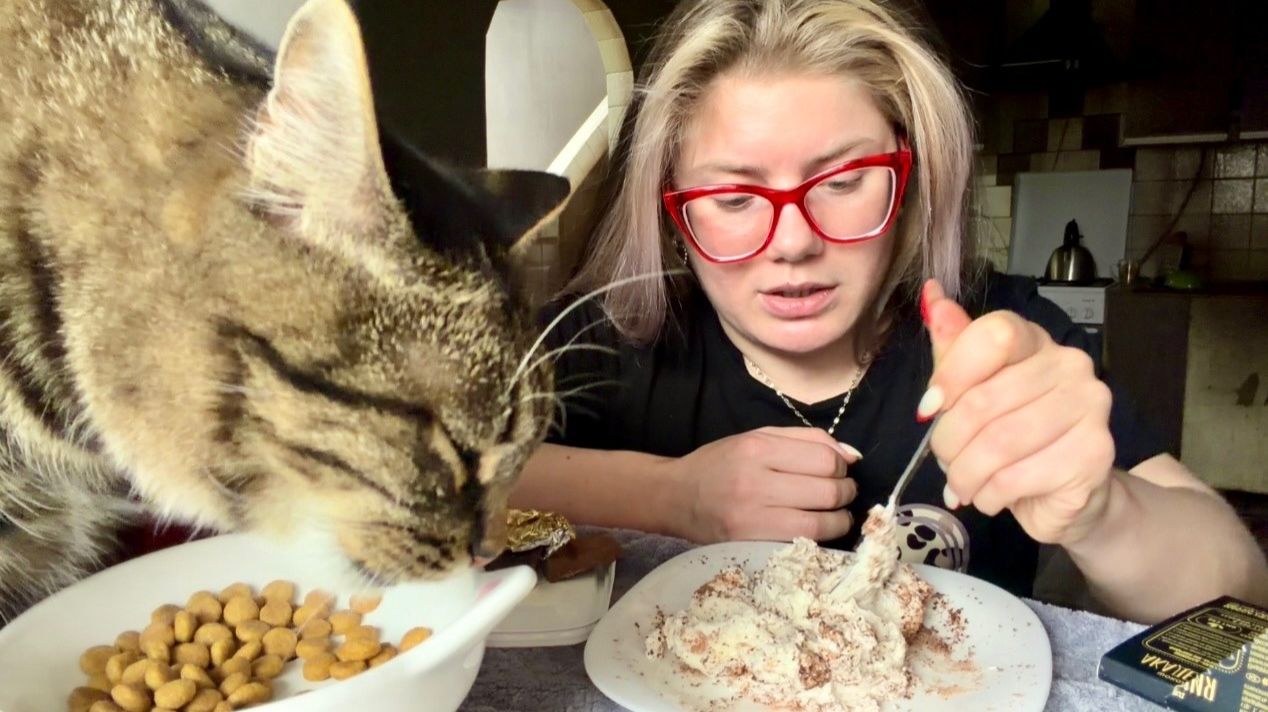 МУКБАНГ ПРОБУЮ ПЭПЭШНЫЕ СЛАДОСТИ И БАЗАРЮ ВСЯКОЕ