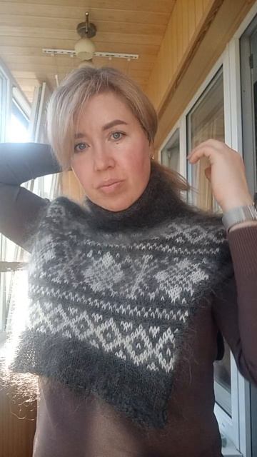 Манишка из козьего пуха.