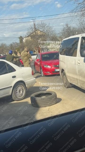 В Одессе женщине, которая отказалась открыть окно авто на блок-посту, людоловы порезали колеса.
