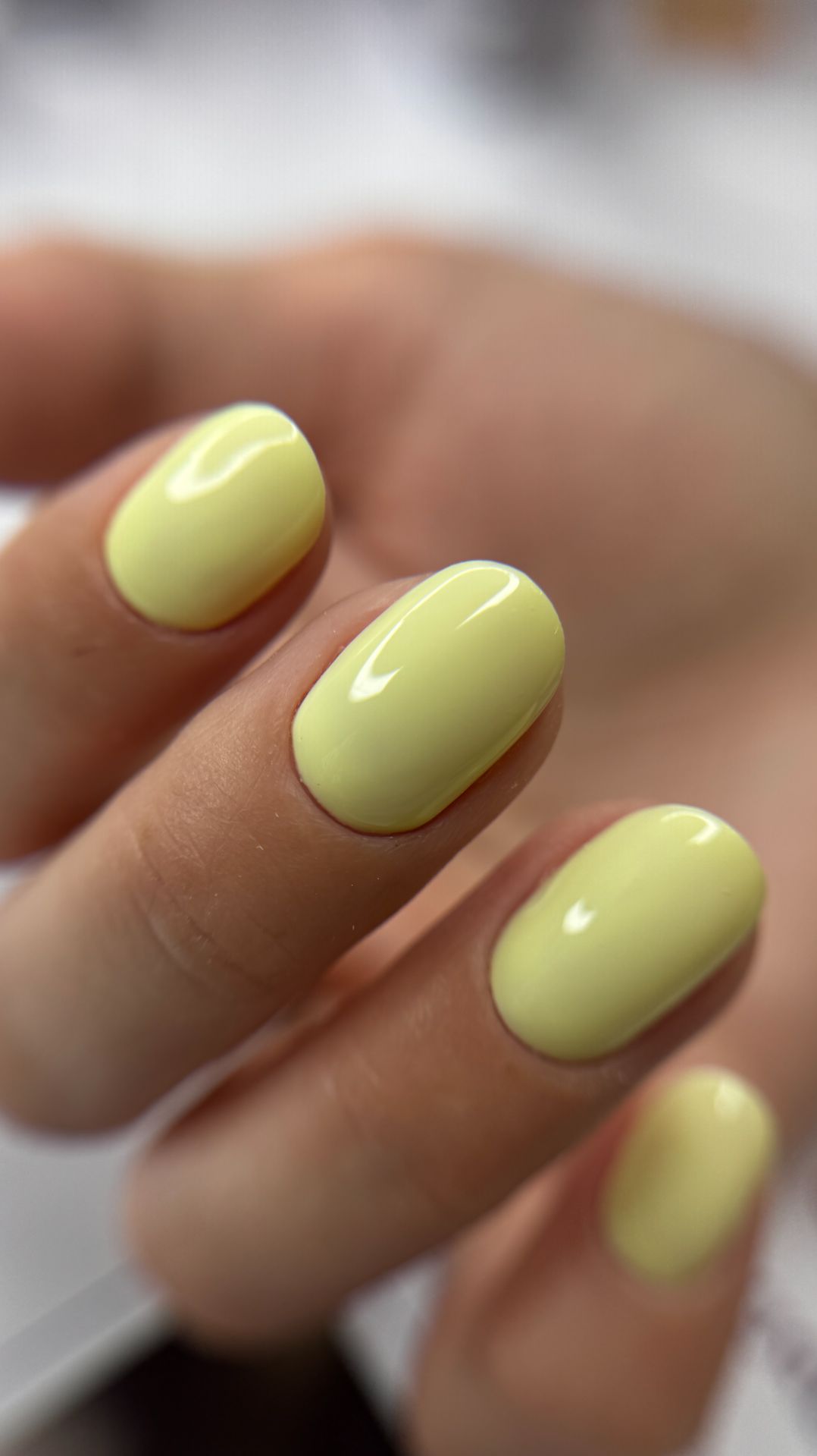 МК Желтый однотонный маникюр для овальной формы ногтей. Коррекция клюющих ногтей.