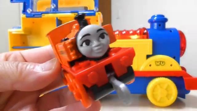 Паровозики Томас и его друзья. Играем с маленькими паровозиками и проверяем их. #дети #видеодлядетей