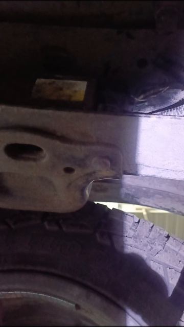 Тойота тундра блок насоса стоит за левым колесом на раме.