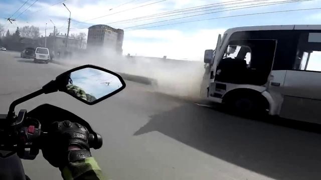 Дымит справа у телецентра Автобус