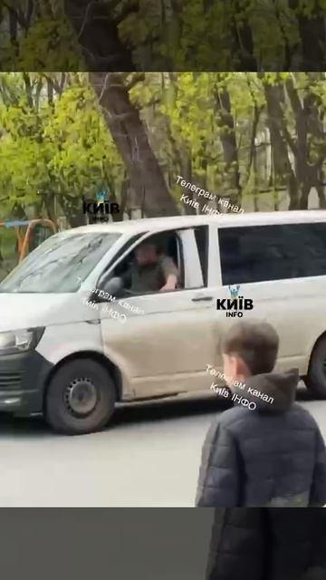 В Киеве на Лукьяновке полиция и ТЦК выломали окно таксисту. Затем его похитили.