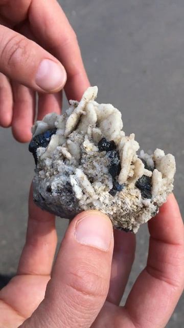 Друза кальцита с кварцем и сфалеритом из Дальнегорска