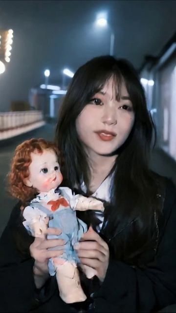 Улыбка и кукла: волшебство ночного парка #кукла #радость #ночь