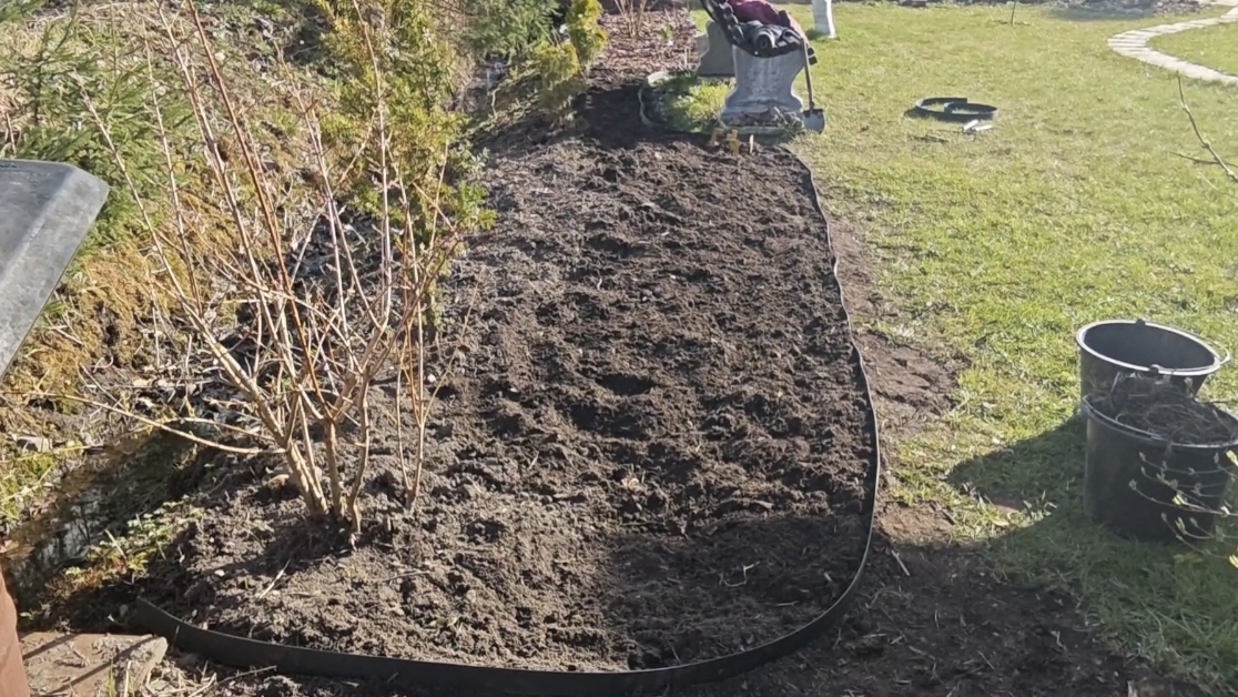 24-04-2026.Дача.Удаляем старую яблоню..Новая клумба готова..18.04.-19.04