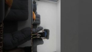 Я делаю трюки и строю домик из больших подушек