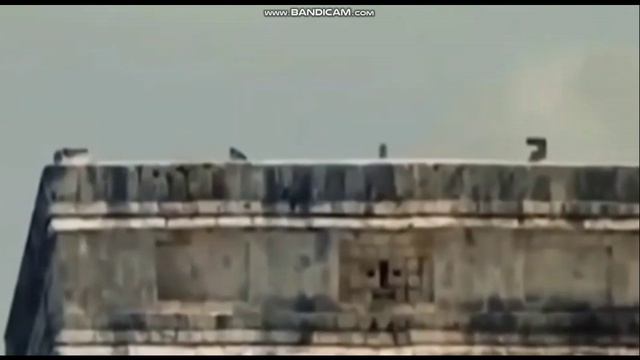 Детальное изображение НЛО над пирамидами и АЭС