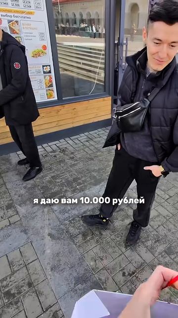 ДЕВУШКА ПРОСИТЬ КУПИТЬ ЕЙ ШАУРМУ!