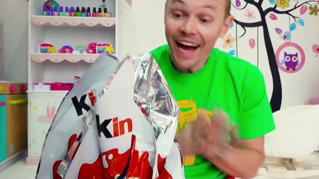 Макс и Катя следят за питанием папы