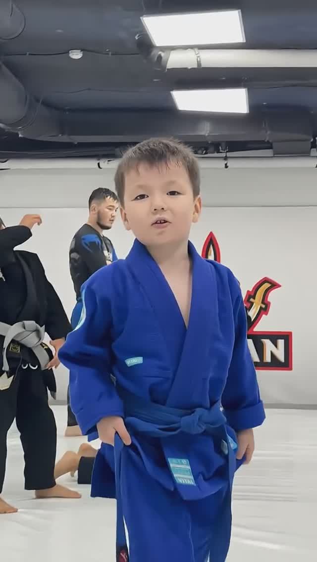 Пингвинёнок не сдаётся))) # дети # спорт #