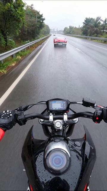 Мотоцикл на дороге в дождь #мотоцикл #дождь #адвентиура