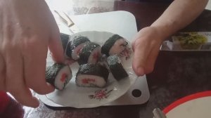 Как сделать домашние суши и роллы. Делаю роллы из риса и рыбы. Приготовление суши и роллов дома.