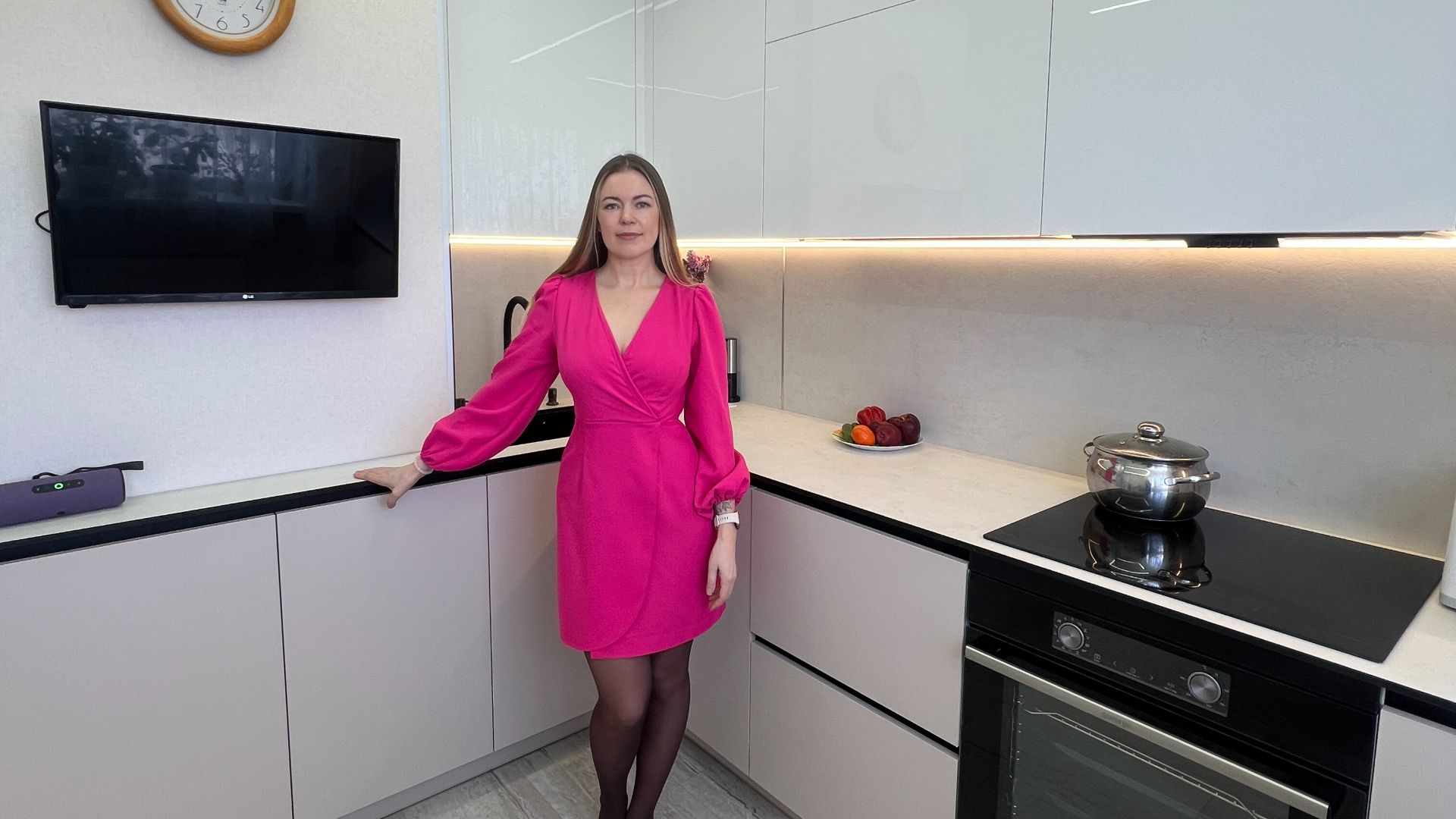 Обзор светлой кухни в планировке с шахтой!