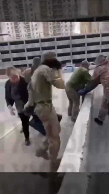 Одесская титушня задувает газом пожилую женщину во время похищения мужчины.